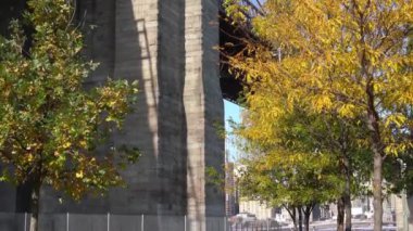 Brooklyn Köprüsü Parkı, New York, Boş Park. New York 'ta insanlar olmadan ünlü köprü.