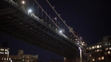 New York 'taki Brooklyn Köprüsü Parkı' ndan geceleyin Manhattan Köprüsü görüldü..