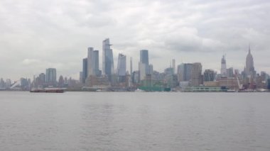 Hoboken, New Jersey, ABD - 5 Kasım. 2019: New York ve Hudson Yards ve Empire State Binası Hoboken 'den Hudson Nehri üzerinden Manhattan' a kadar görüldü.