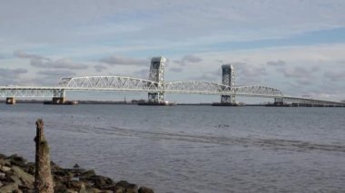 Flatbush Bulvarı 'ndaki Marine Parkway Köprüsü Kaçak Kanal ve Rockaway Körfezi' ni kapsıyor. New York 'un simgesi.