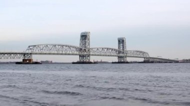 New York 'ta ilginç bir köprü var. Yükselen Köprü Demir İnşaat