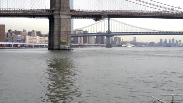 Łódź Policyjna Pod Brooklyn Bridge Nowojorska Łódź Policyjna East River — Wideo stockowe