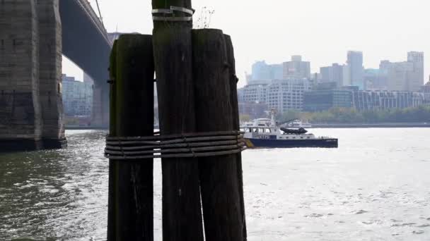 Nypd Boot Auf Einem East River New York City Polizeieinsatz — Stockvideo