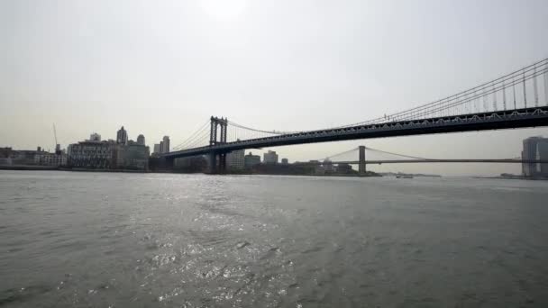 纽约市阴天期间的曼哈顿大桥和布鲁克林大桥 — 图库视频影像