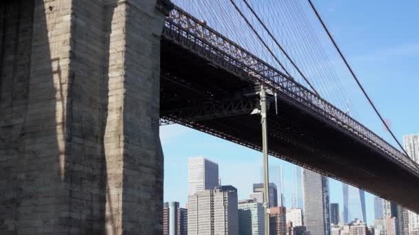 Brooklyn Bridge Och Manhattan Bakgrunden Inga Människor Skyskrapor Centrala New — Stockvideo