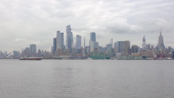 美国新泽西州霍博肯 11月5日 2019年 纽约和哈德逊场与帝国大厦从霍伯肯俯瞰哈德逊河至曼哈顿 — 图库视频影像