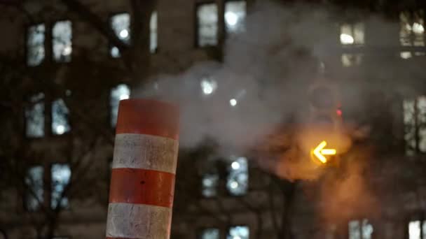 Steam Coming Pipe Chimney Night Nyc Traffic Light Blinking Background — Vídeo de Stock