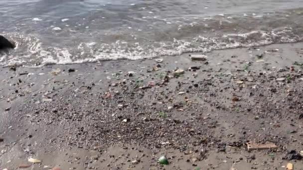 Bezaaid Strand Atlantische Oceaan Vervuiling Zandstrand Bedekt Met Glas Afval — Stockvideo