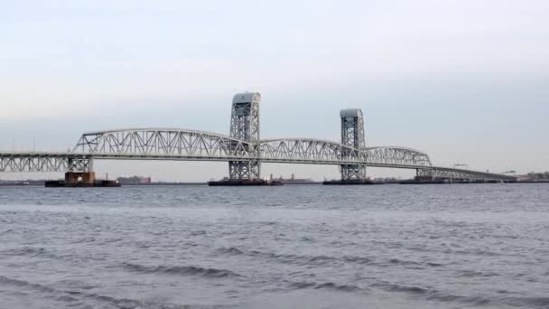 Interesting Bridge Crossing River New York City Rising Bridge Iron — Vídeo de stock