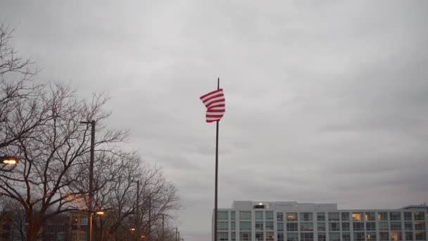 Usa Flagga Som Flyger Stolpen Mulen Dag Stjärnor Och Stripes — Stockvideo