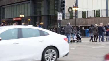Chicago, Illinois, ABD - 29 Kasım. 2019: Yoğun Kavşak, Michigan Bulvarı 'ndan bir sürü insan geçiyor. Yayalar yol kenarından geçiyor.