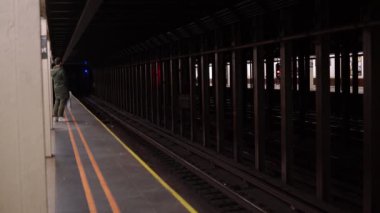 Manhattan, New York, ABD - 16 Kasım. 2019, metro istasyonu. Duran trenler için MTA Platformu