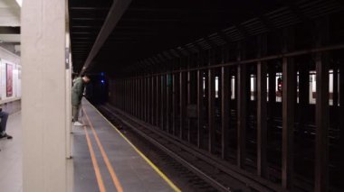 Manhattan, New York, ABD - 16 Kasım. MTA NYC metrosu tren istasyonundan geçiyor. Yeraltı Platformu, Ekspres Tren Hız Çukuru