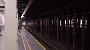 Manhattan, New York, ABD - 16 Kasım. 2019: 1 treni metro istasyonuna giriyor ve New York 'ta duruyor. Tren Platformu Yeraltı