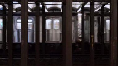 Manhattan, New York, ABD - 16 Kasım. 2019: Metro treni New York 'ta 23. Cadde' de duruyor. MTA Kütle Ulaşım Otoritesi