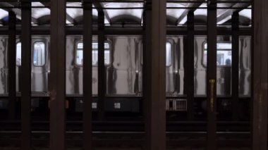 Manhattan, New York, ABD - 16 Kasım. 2019: New York 'ta 23. Cadde' deki istasyondan metro treni kalkıyor. MTA Kütle Ulaşım Otoritesi