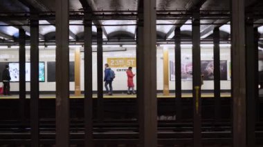 Manhattan, New York, ABD - 16 Kasım. 2019: 23. Cadde Metro İstasyonu. Platform 'da yürüyen ve metro trenini bekleyen insanlar. Metro giriş istasyonu ve duraklama