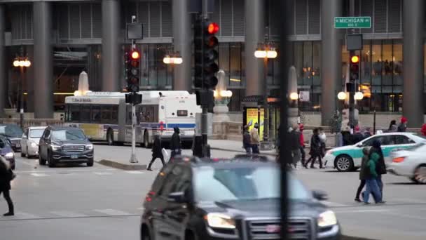 美国伊利诺伊州芝加哥 11月27日 2019年 人们在密歇根大街步行和过街 设有交通灯及标志的道路交通 — 图库视频影像