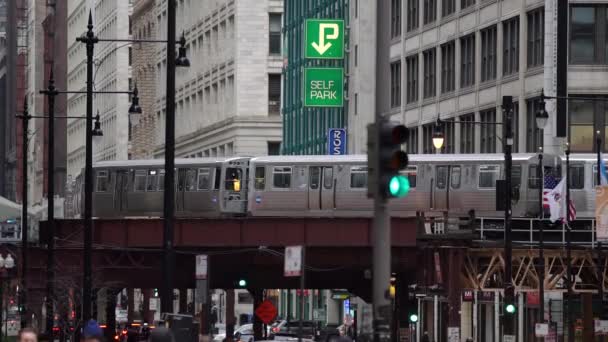 Chicago Illinois Usa November 2019 Cta Tunnelbanetåg Passerar Förhöjd Spår — Stockvideo