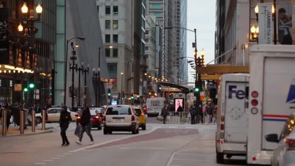 Chicago Illinois Usa November 2019 Drukke Straatscene Passerende Auto Mensen — Stockvideo