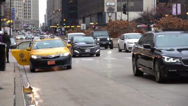 Chicago Illinois Noviembre 2019 Tráfico Ocupado Michigan Avenue Parada Taxi — Vídeos de Stock