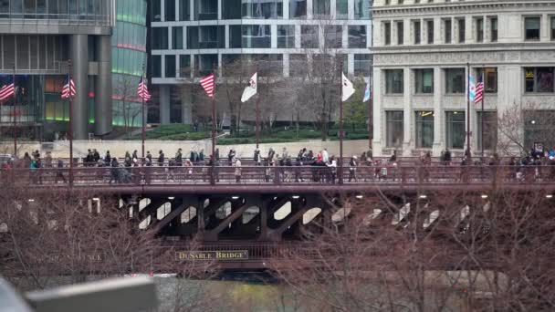 Chicago Illinois Usa Listopada 2019 Osoby Przekraczające Dusable Bridge Jesienią — Wideo stockowe