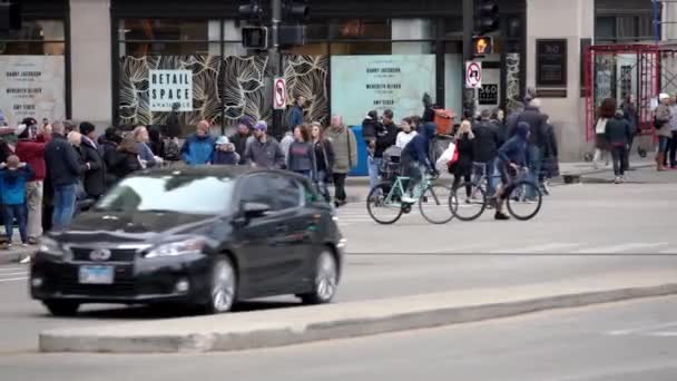 Чикаго Иллинойс Сша Ноября 2019 Люди Пересекают Пешеходный Переход Чикаго — стоковое видео