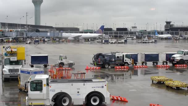 米国イリノイ州シカゴ 12月1日 2019年 雨の日にシカゴ オヘア国際空港 滑走路及びゲートへの飛行機タクシー — ストック動画