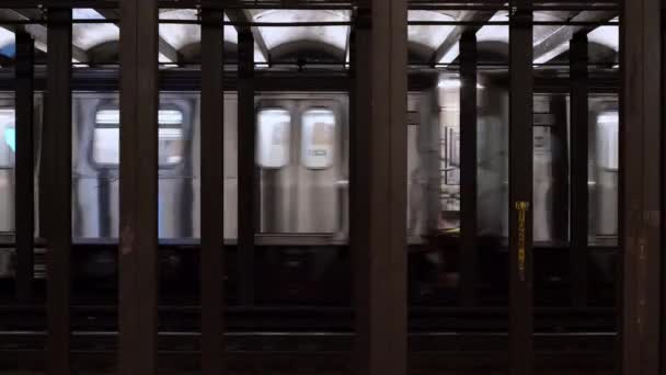 Manhattan Nueva York Noviembre 2019 Tren Subterráneo Que Para Estación — Vídeo de stock