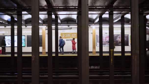 マンハッタン ニューヨーク アメリカ 11月16日 2019年 平成31年 23丁目駅 ホーム上を歩く人 地下鉄を待つ人 地下鉄の入口 — ストック動画