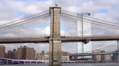 Manhattan, New York, ABD - 19 Kasım. 2019: Brooklyn Köprüsü Doğu Nehri 'ne yayılıyor ve turistler köprüden geçiyor. NYC 'de Kent Simgesi ve Gezisi