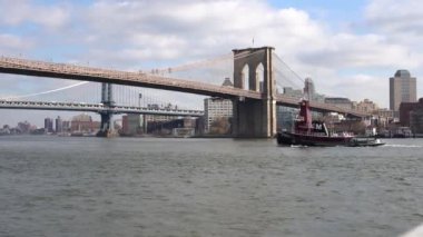 Manhattan, New York, ABD - 19 Kasım. Römorkör Brooklyn Köprüsü ve Manhattan Köprüsü 'nün altından geçiyor. New York 'u gezmek ve Landmark konumu.