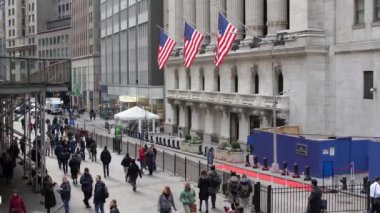 Chicago, Illinois, ABD - 1 Aralık. 2019: Yağmurlu bir günde Chicago OHare Uluslararası Havalimanı. Piste ve kapıya giden uçak taksisi