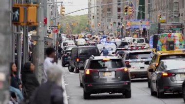 Manhattan, New York, ABD - 26 Ekim. 2019: New York 'ta Beşinci Cadde' de yoğun trafik, Manhattan 'daki caddeleri trafiğe kapatma, Arka plandaki Central Park