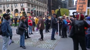 Manhattan, New York, ABD - 26 Ekim. 2019: Donald Trump Protestocuları Beşinci Cadde 'de Başkan Trump' a karşı gösteri yapıyor.