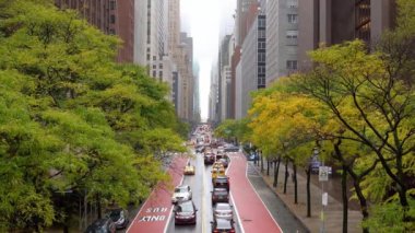 Manhattan, New York, ABD - 27 Ekim. 2019: New York 'ta 42. Cadde, Trafik Yolunda Güzel Ağaçlar ve Arkaplanda Chrysler Binası ile çevrili