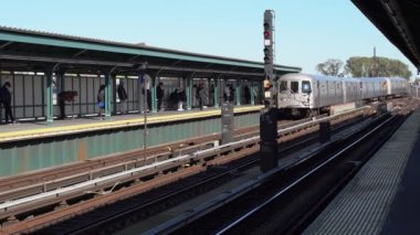 Queens, New York, ABD - 1 Kasım. 2019: MTA Metro İstasyonuna giriş. New York Yükseltilmiş İstasyonunda Bir Tren. Far Rockaway Metro İstasyonu