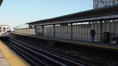 Queens, New York, ABD - 1 Kasım. 2019: MTA Metro İstasyonuna giriş. New York Yükseltilmiş İstasyonunda Bir Tren. Far Rockaway Metro İstasyonu
