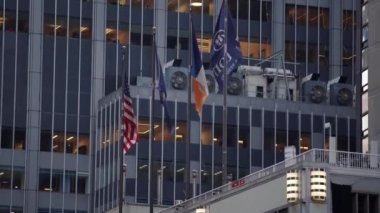 Manhattan, New York, ABD - 11 Kasım. 2019: ABD ve New York Flag ve Hilton Hotel Flag çatıda dalgalanan rüzgar