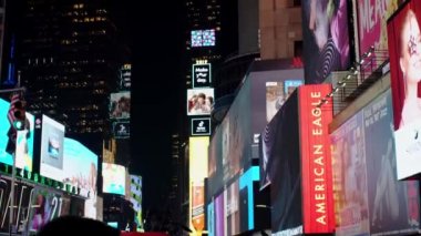 Manhattan, New York, ABD - 11 Kasım. 2019: Times Meydanı reklamları büyük ekranlarda. New York 'u gezmek ve Landmark' a gitmek. Gece Parlak Görüntüler