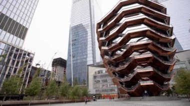 Manhattan, New York, ABD - 12 Kasım. 2019: Hudson Yards 'taki Taşıyıcı Yeni Sanat Kurulumu yeni bir turistik ilgi odağı haline geldi. Büyük geminin altında boş bir plaza.