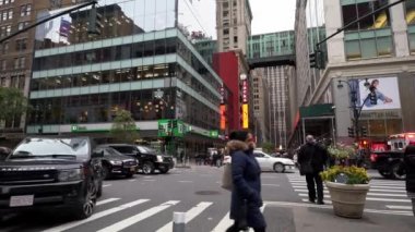 Manhattan, New York, ABD - 12 Kasım. 2019: 32. Cadde ve 6. Cadde 'de trafik vardı. Gimbel 'ın New York' taki Köprüsü.