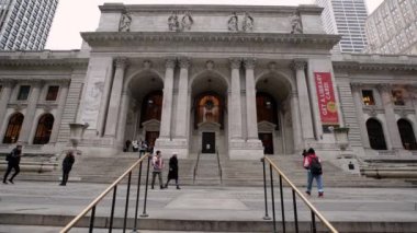 Manhattan, New York, ABD - 12 Kasım. 2019: Manhattan Halk Kütüphanesi Girişi. Bryant Park yakınlarındaki tarihi ve turistik bir yer.