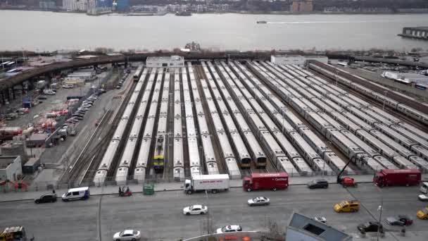 マンハッタン ニューヨーク アメリカ 11月19日 2019年 ハドソン イヤーズ地下鉄Mta駅とハドソン川沿いの駐車場 検査のために並んだ列車 — ストック動画