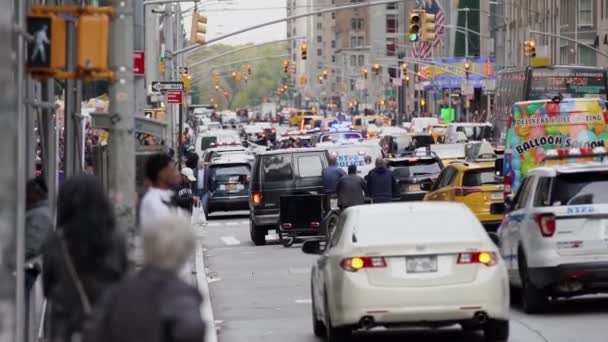 美国纽约州曼哈顿 10月26日 2019年 纽约第五大道繁忙的交通 背景下曼哈顿中央公园繁忙的交通繁忙 — 图库视频影像