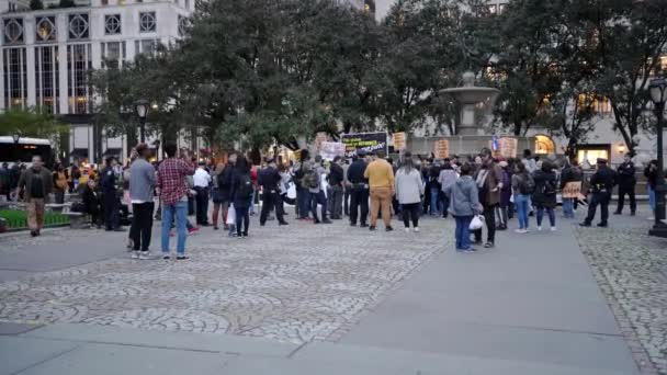 Manhattan Nueva York Octubre 2019 Grupo Personas Marcha Contra Donald — Vídeo de stock