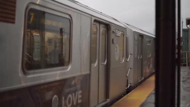 Queens New York Usa October 2019 Subway Entering Station Elevated — Stock Video