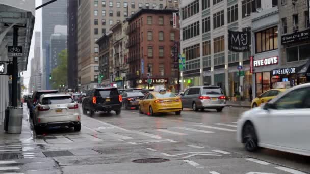 纽约曼哈顿 10月27日 2019年 纽约交通 黄色出租车和汽车开行 曼哈顿雨天 — 图库视频影像