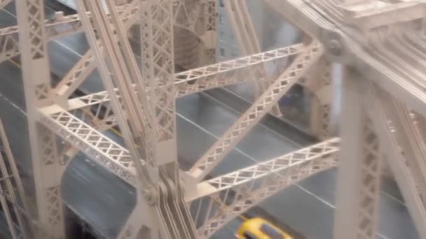 マンハッタン ニューヨーク アメリカ 10月27日 2019 ルーズベルト島への道にマンハッタンで雨と霧の日にクイーンズボロ橋の空中ビュー — ストック動画