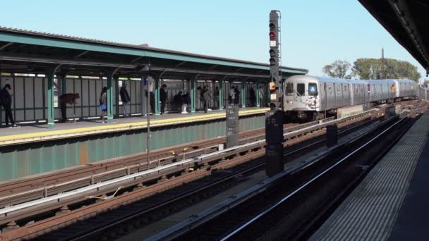 美国纽约州皇后区 11月1日 2019年 Mta地铁进站 纽约高架车站的一列火车 远洛克威地铁站 — 图库视频影像